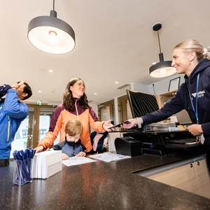 Fennadan vastaanottotiskillä perhe