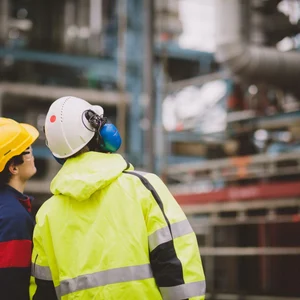 Two St1 employees in safety gear at St1 refinery