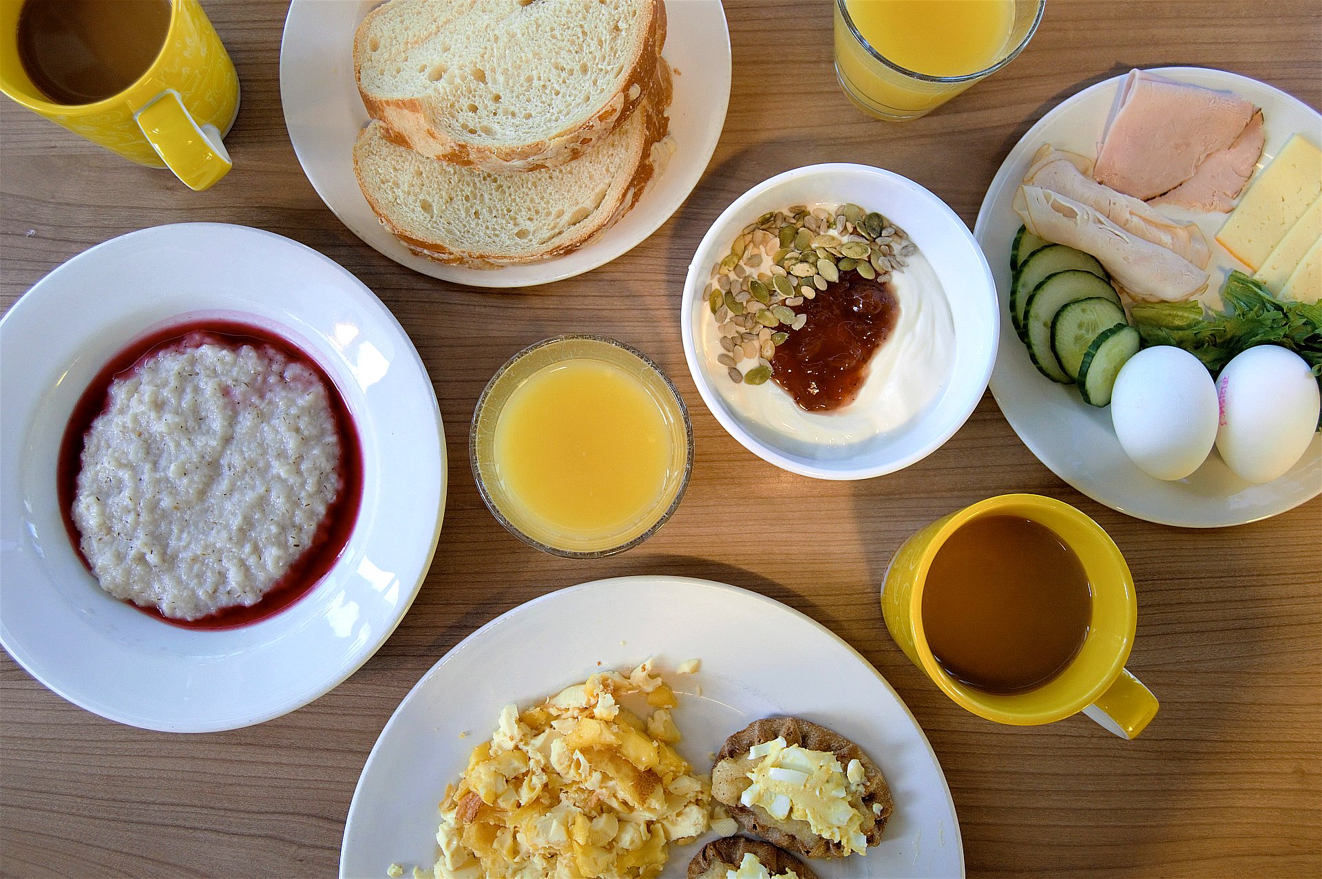 HelmiSimpukan aamupalabuffet sisältää kahvin, puuron, tuoretta leipää ja lämpimät ruuat.