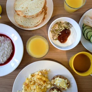 HelmiSimpukan aamupalabuffet sisältää kahvin, puuron, tuoretta leipää ja lämpimät ruuat.