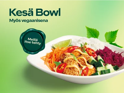 Kesä Bowl -annos vihreää taustaa vasten. Kuvassa teksti "Myös vegaanisena" sekä leima "Meillä itse tehty".