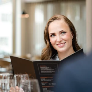 Raintola V nainen ja menu