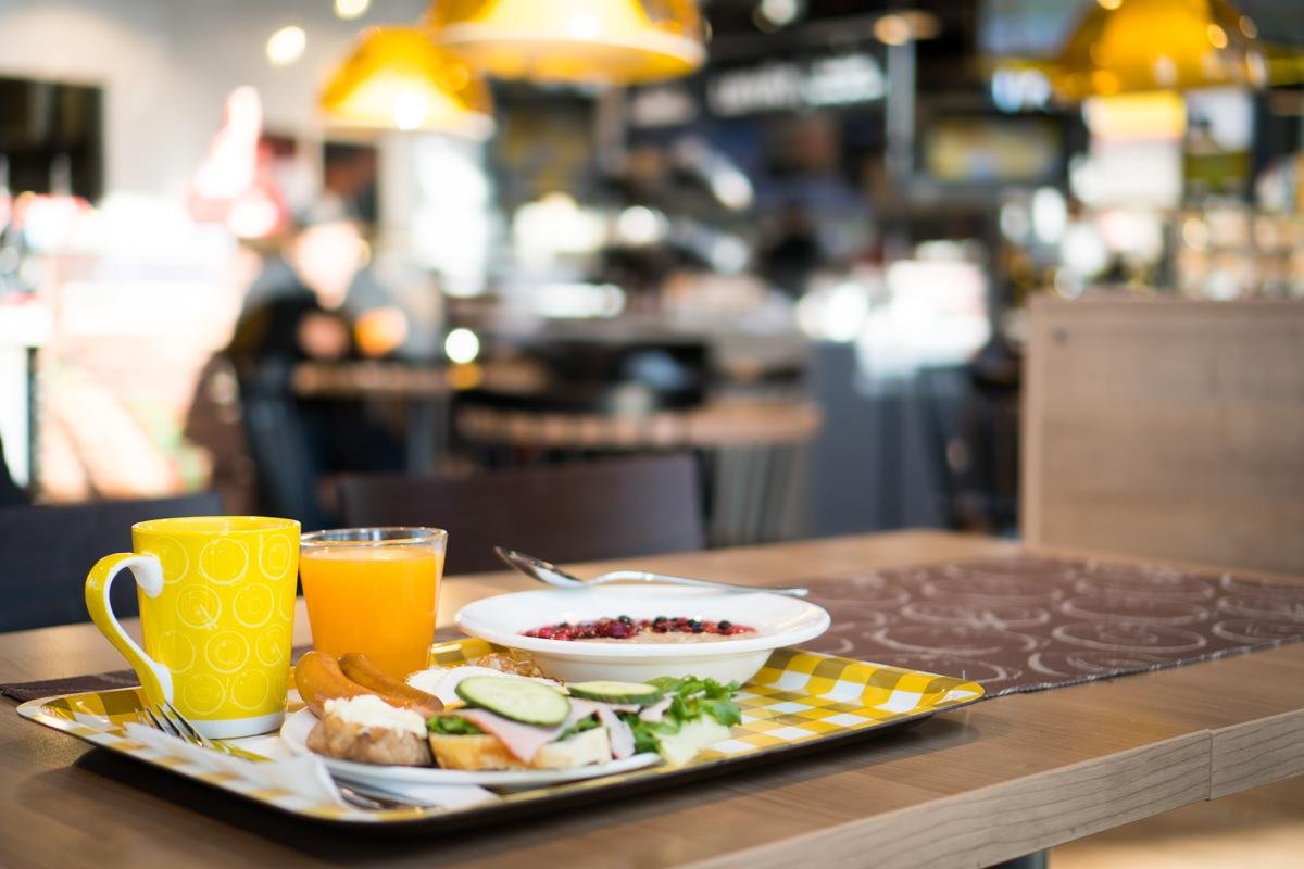 HelmiSimpukan aamupalalla kahvia, puuroa, leipää ja karjalanpiirakoita.