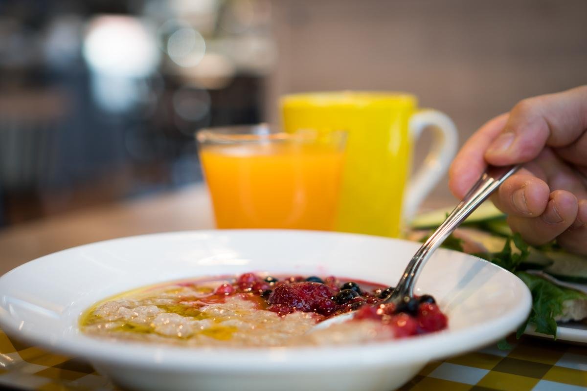 HelmiSimpukan puuroaamiainen sisältää aamupuuron, kaksi riisipiirakkaa munavoilla tai croissantin sekä kahvin.