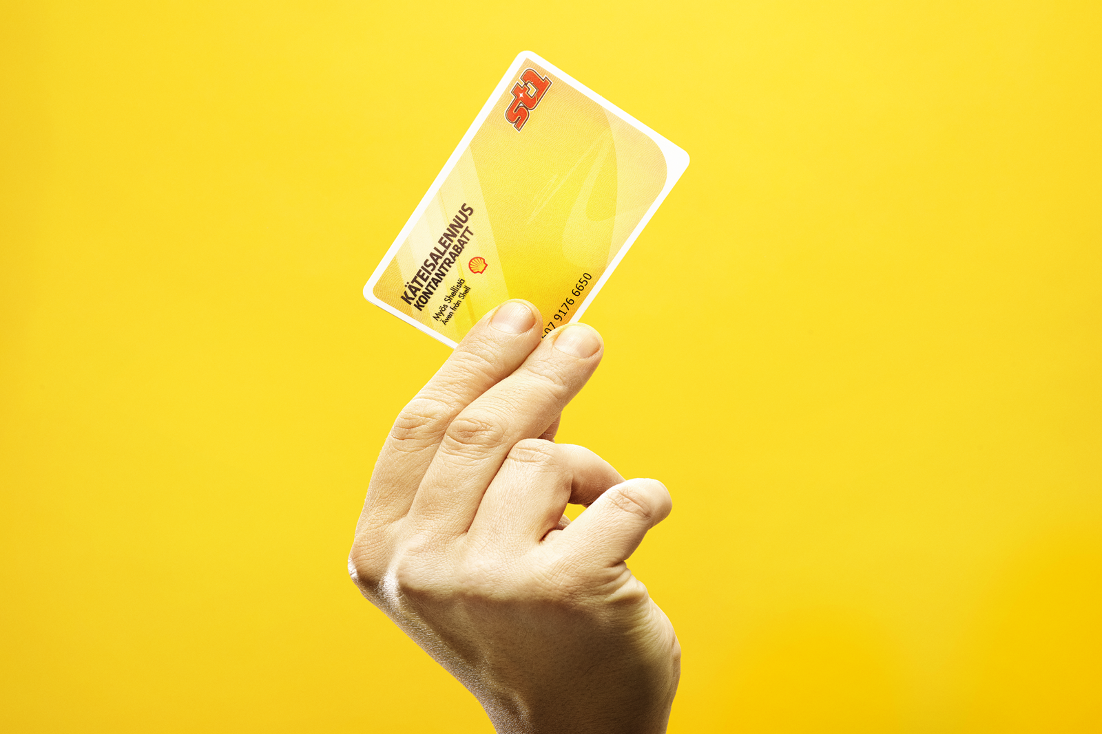 Käsi pitelee käteisalennuskorttia