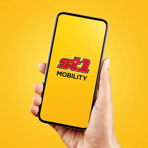 Hand som håller telefon där St1 Mobility visas på skärmen