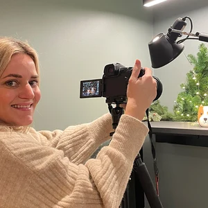 Benedicte Lillejord tar bilder av kopper til julekalender