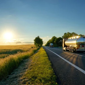 Säiliöauto maantiellä