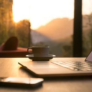 St1s produktblad på en laptop med en kopp kaffe på skrivbordet