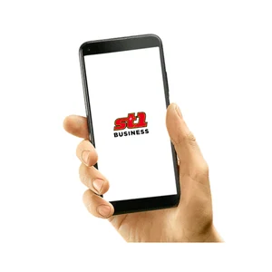 Henkilön kädessä puhelin jossa sovelluksen nimi.