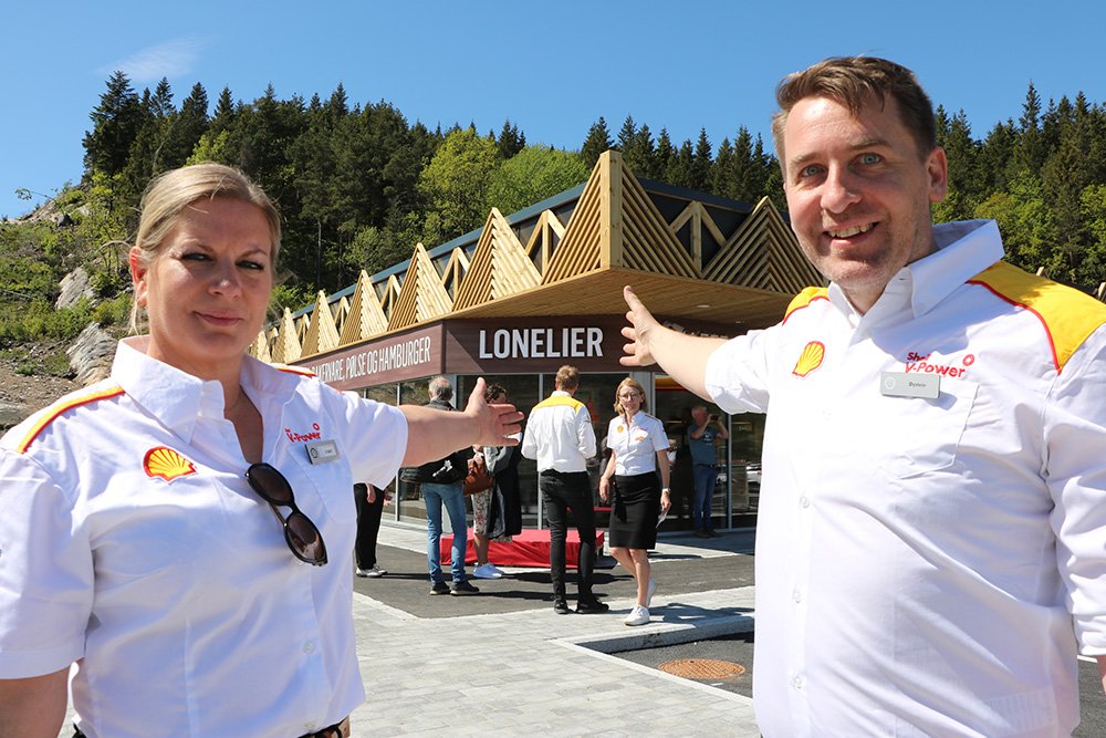 Stolte ansatte foran Shell Lonelier