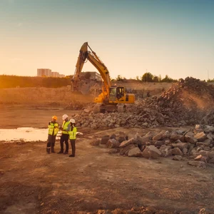 Rakennustyömaa koneineen