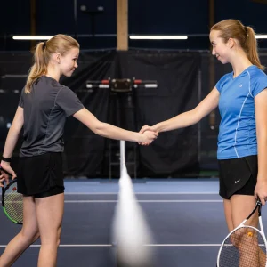 Tennis kättely verkon yli