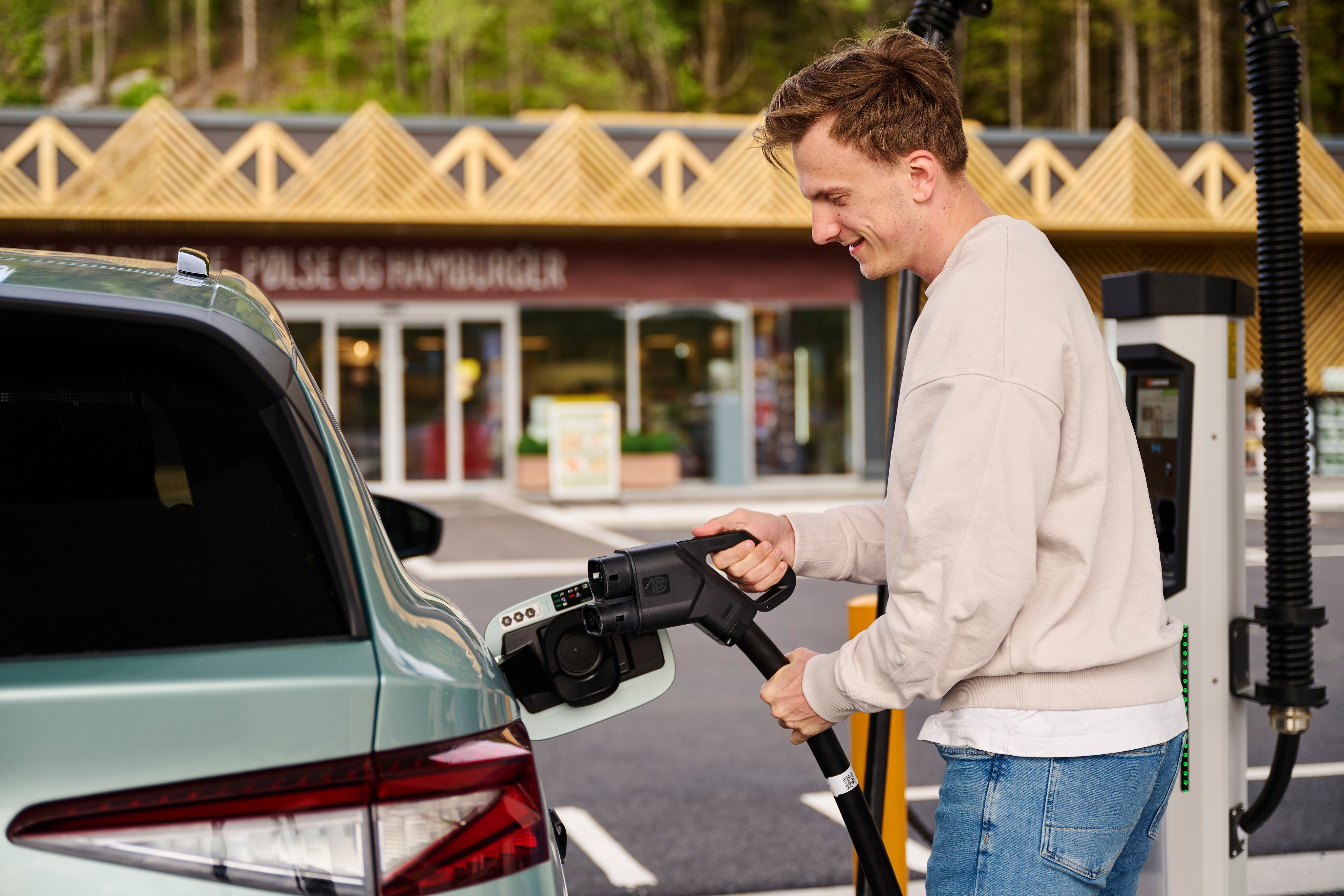 Person som laddar en elbil