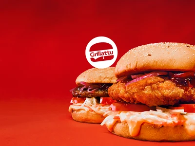 Korean BBQ Burger 5,90. Kuvassa kaksi hampurilaista punaista liukuväritaustaa vasten.