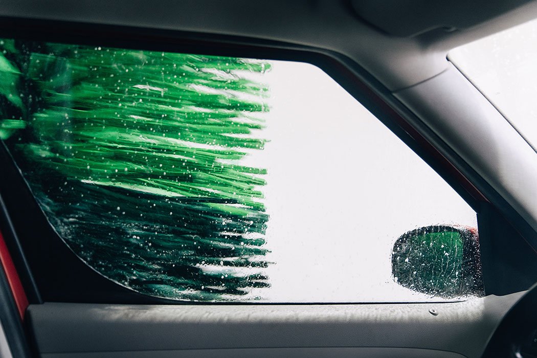 Sidoruta med grön tvättborste i biltvätt_Web