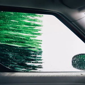 Sidoruta med grön tvättborste i biltvätt_Web