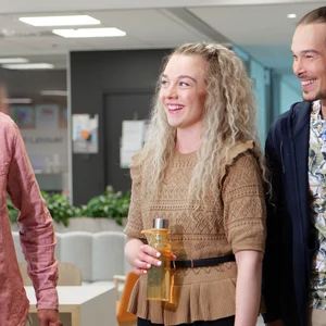 Folk sammen i kontormiljø