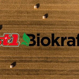 Logotyp för St1 Biogas på en bild över en åker med höbalar