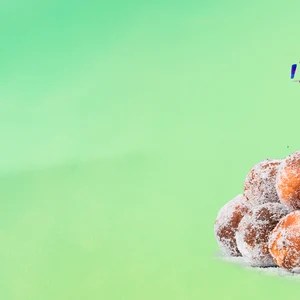 Munkkeja ja serpentiiniä vaaleanvihreää taustaa vasten