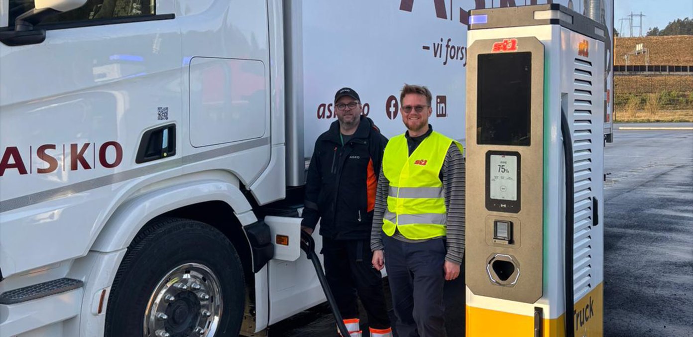 Asko på plass for lading av tungtransport på Tvedestrand