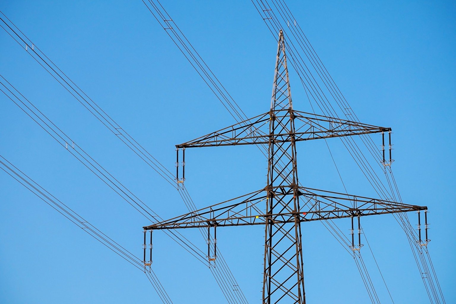 Mast einer Hochspannungs-Stromleitung