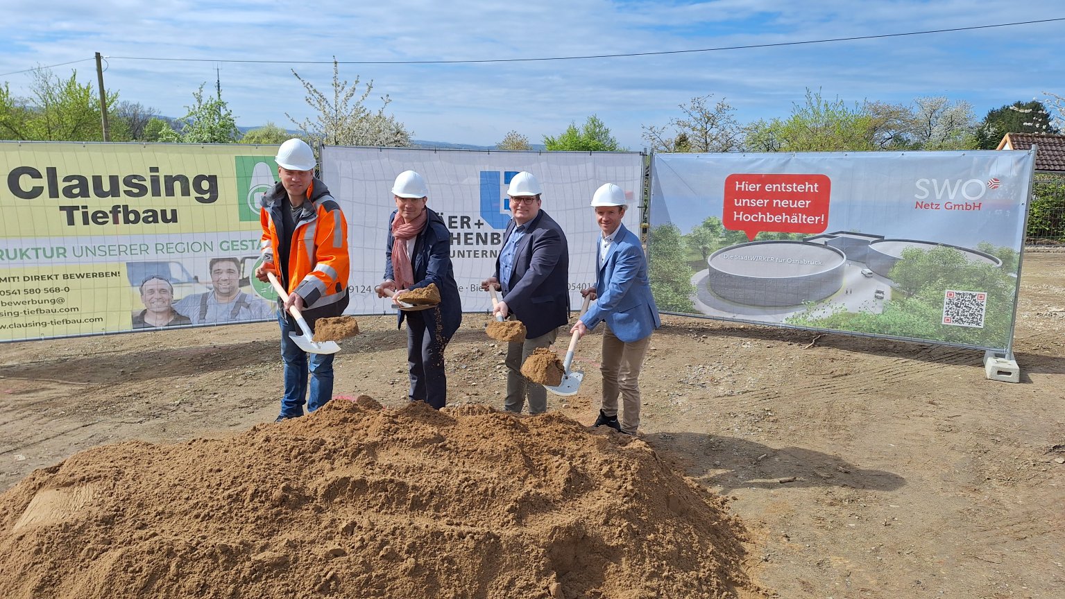 Den symbolischen ersten Spatenstich für den neuen Hochbehälter am Schinkelberg setzten jetzt (v.l.n.r.) Christoph Miemietz (Projektleiter), Daniel Waschow (SWO-Vorstandsvorsitzender), Tino Schmelzle (Geschäftsführer SWO Netz) und Nico Kuschel (Leiter Wasserwerke und Kläranlagen SWO Netz). 