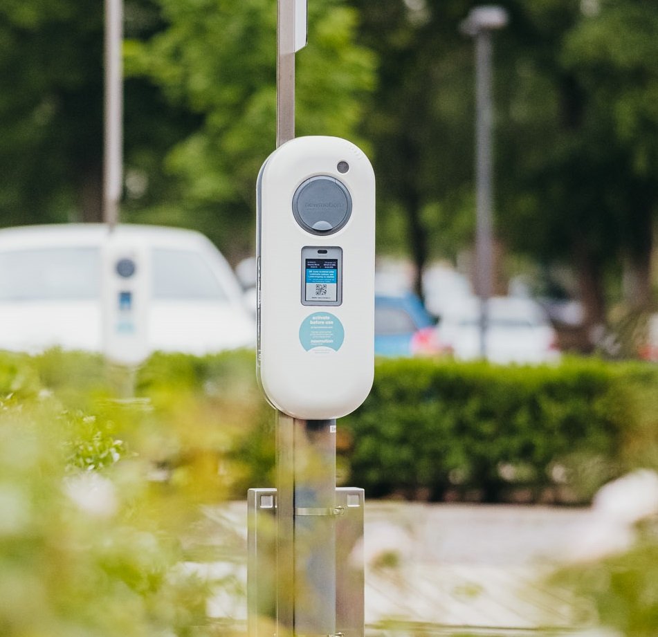 E-Ladebox mit Display auf Firmenparkplatz