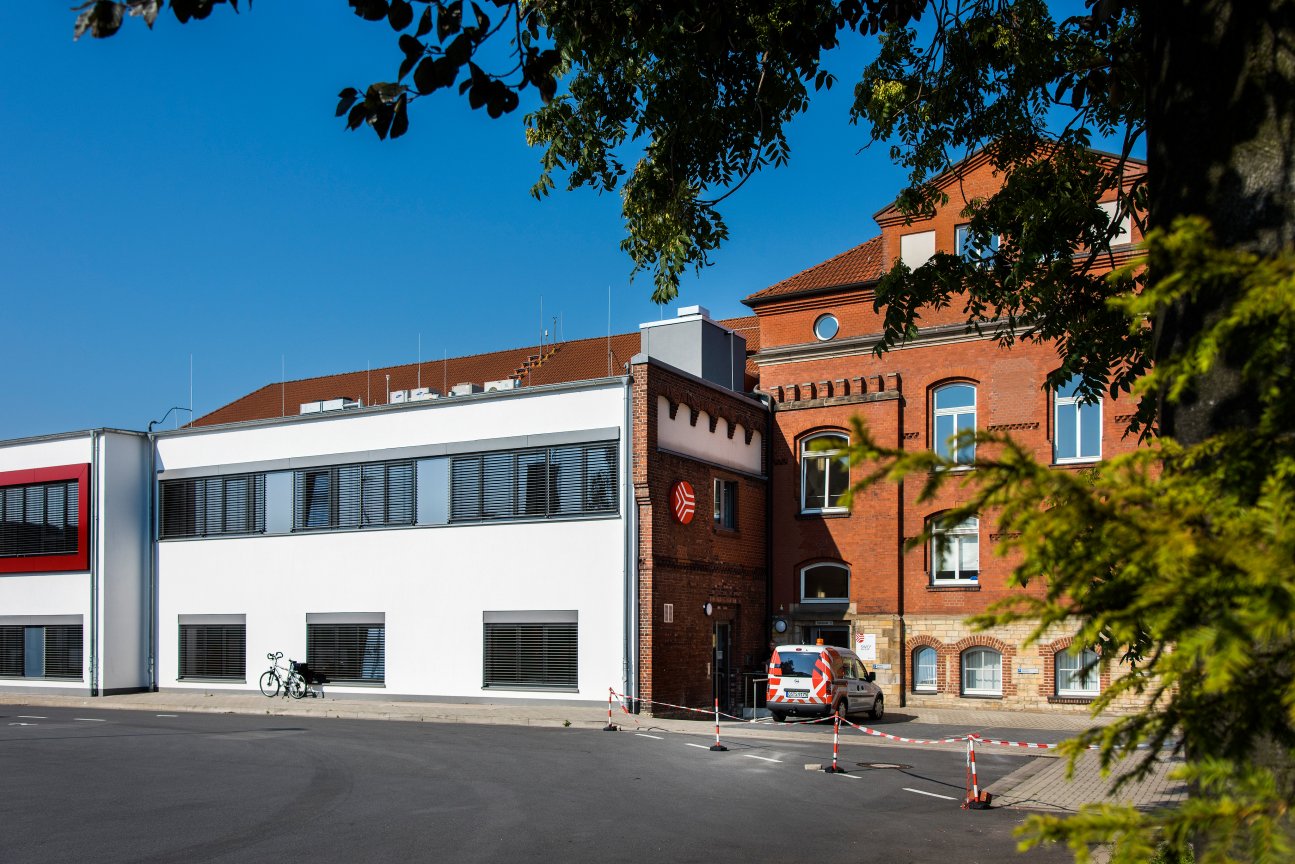 Das Gebäude der SWO Netz GmbH mit dem renovierten Anbau