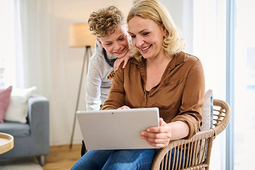 Mutter und Sohn nutzen ein Tablet