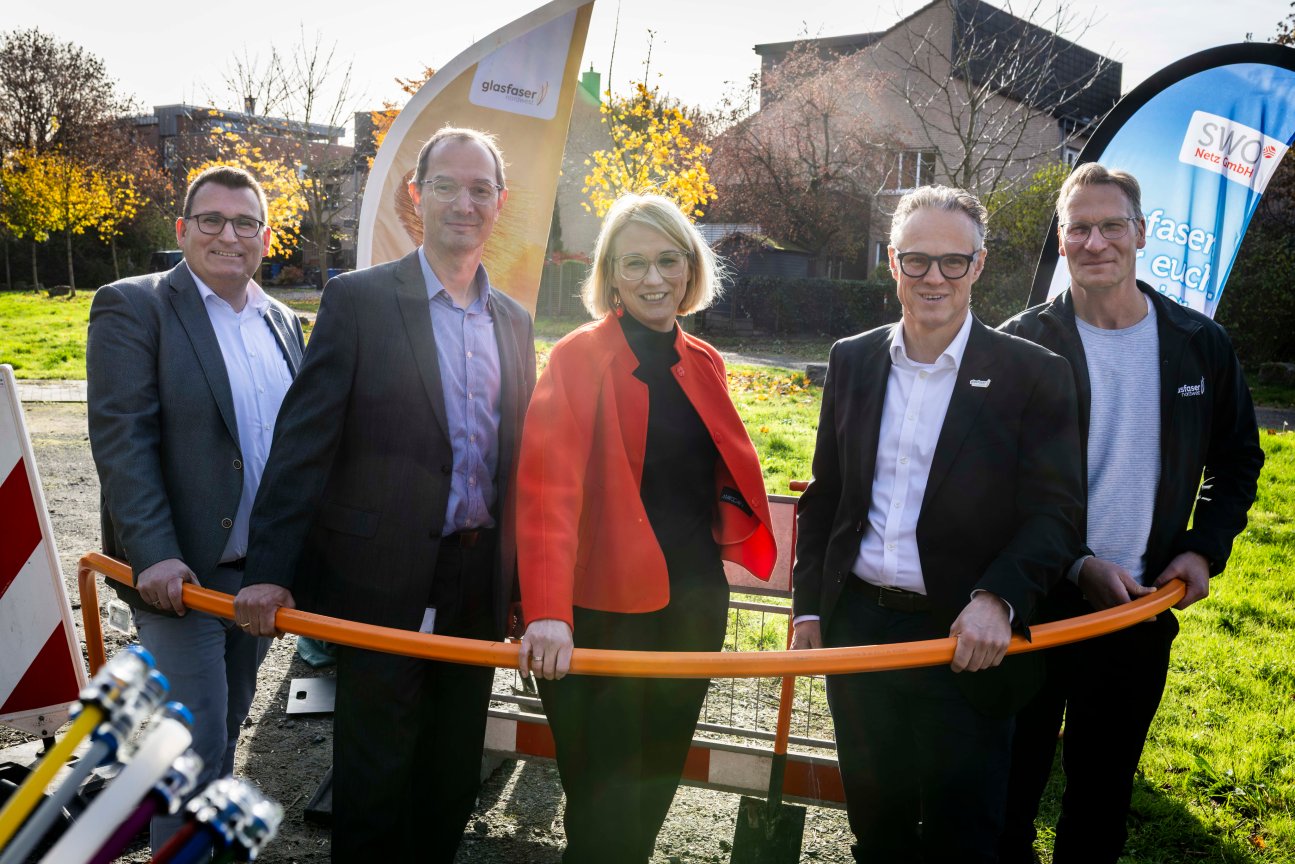Sie legen den Endspurt beim Glasfaserausbau in Osnabrück ein (v.l.n.r.): Tino Schmelzle (Geschäftsführer SWO Netz), Daniel Waschow (Vorstandsvorsitzender Stadtwerke Osnabrück), Katharina Pötter (Oberbürgermeisterin), Andreas Mayer (Geschäftsführer Glasfaser Nordwest) und Sascha Zink (Leiter Bereich Kommunales &amp; Wohnungswirtschaften Glasfaser Nordwest).&nbsp;
