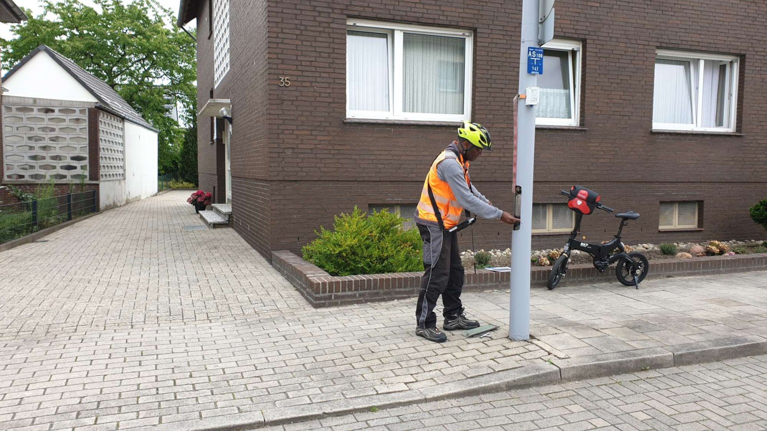 Sicherheitscheck an einem Beleuchtungsmasten