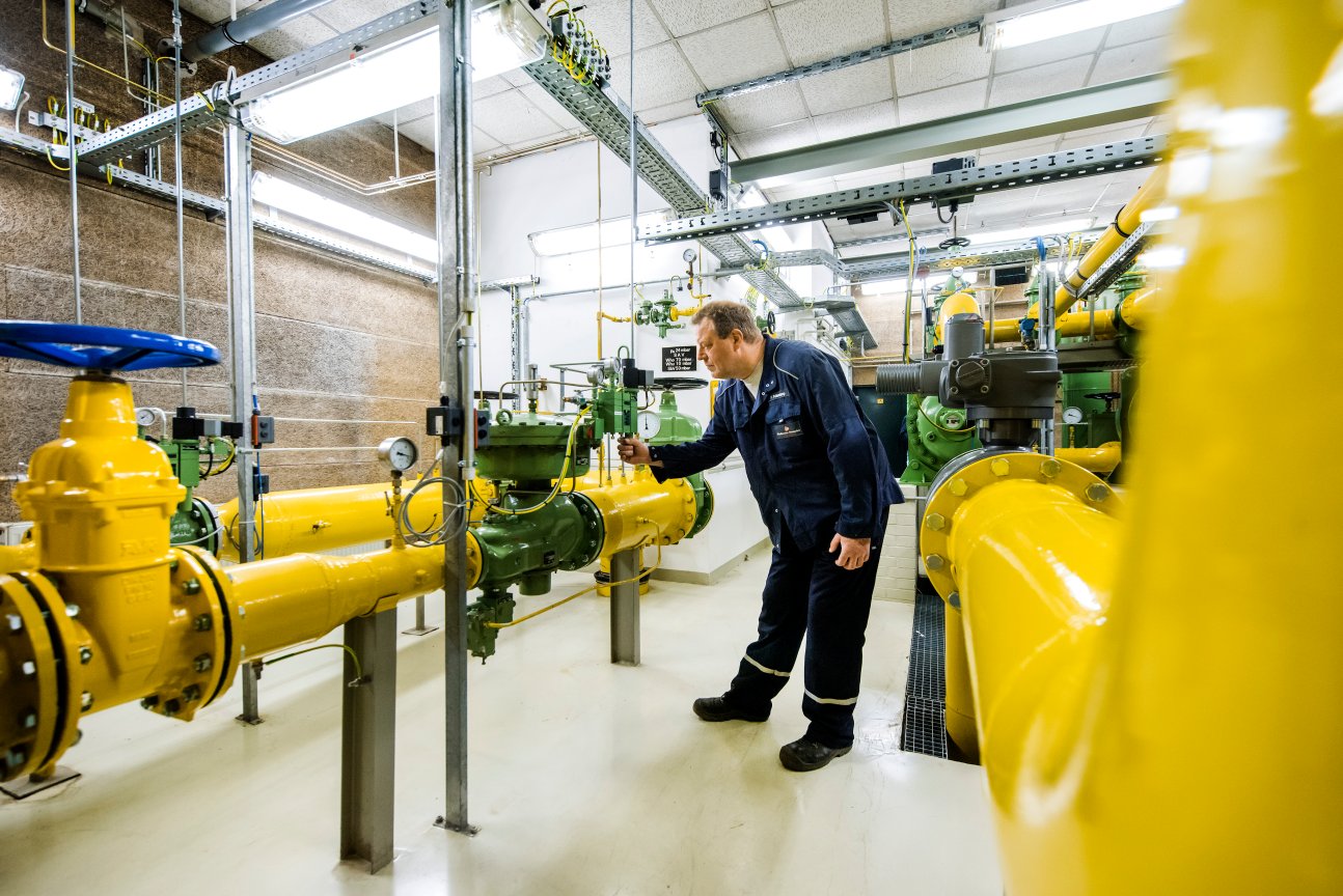 SWO Netz Mitarbeiter kontrolliert Gasleitungen