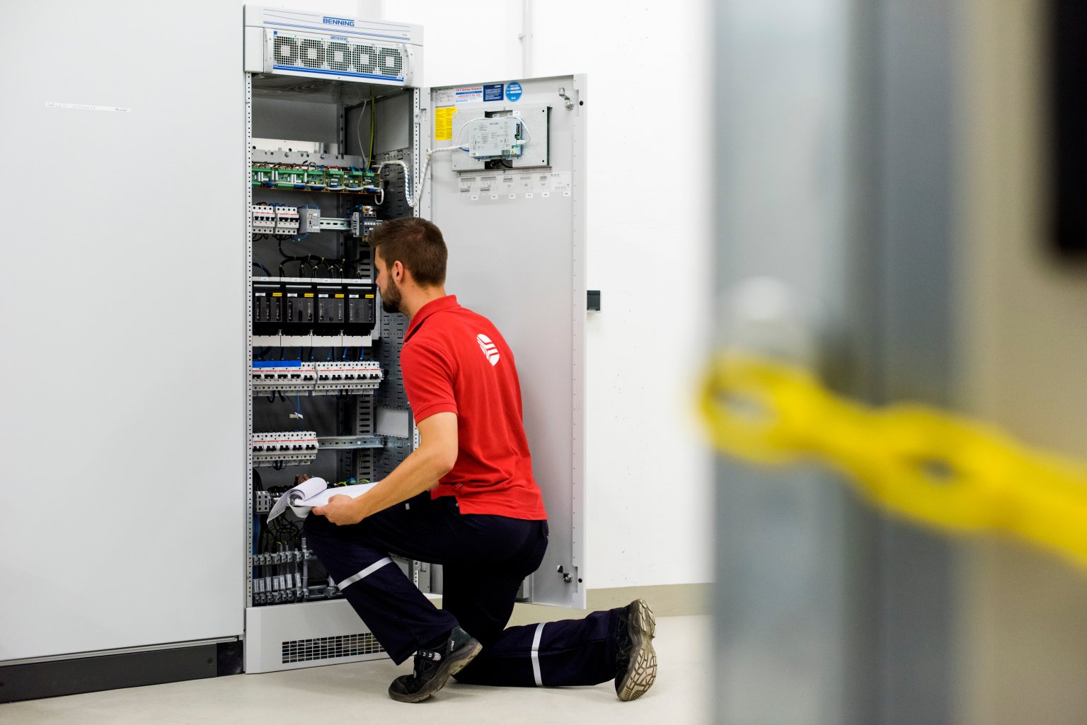 Ein Mitarbeiter der SWO Netz GmbH sitzt vor einem Stromschaltkasten