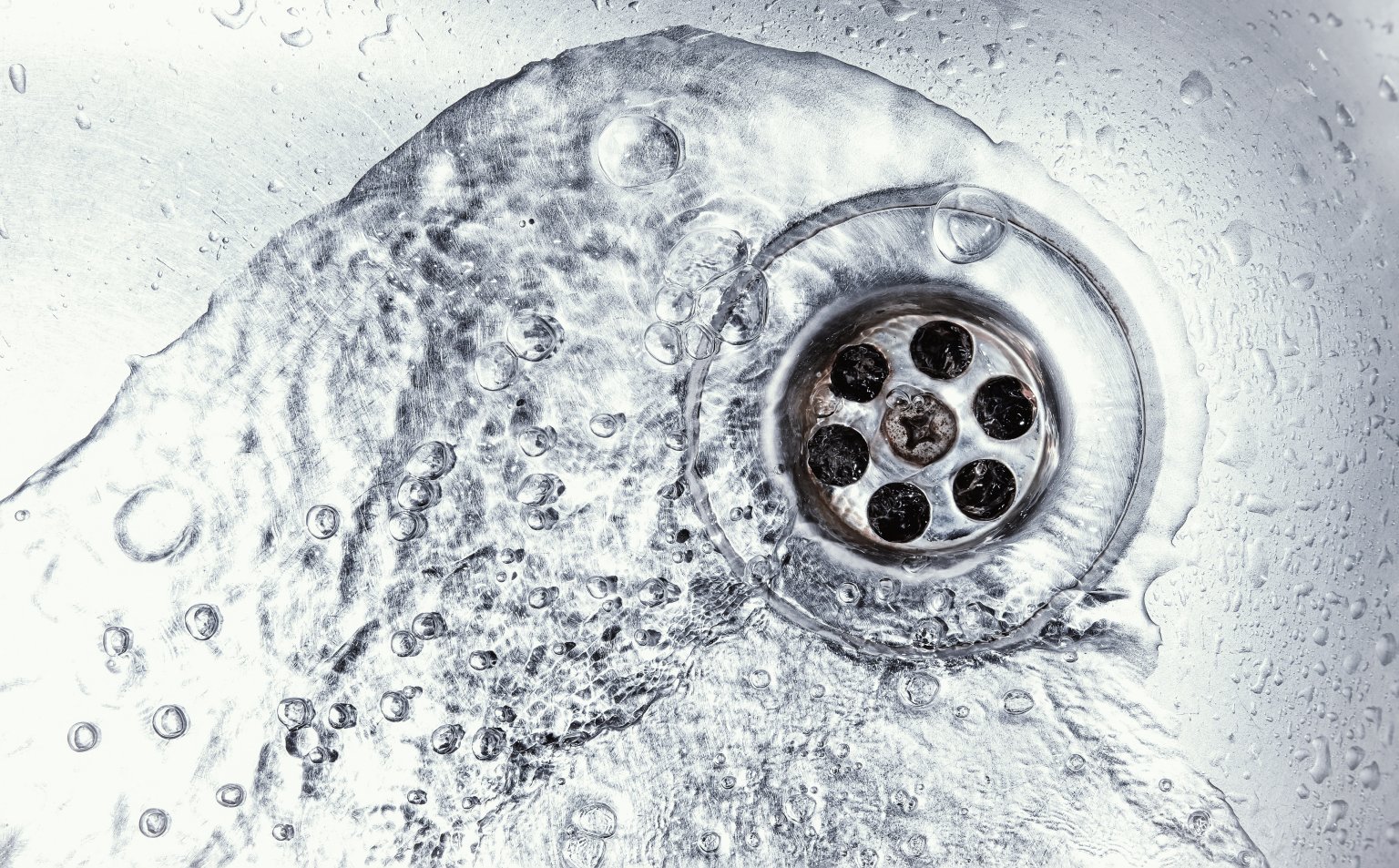 Wasser fließt in einen Abfluss