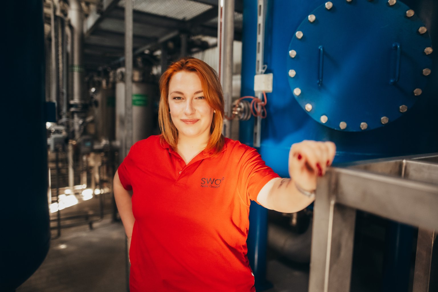 Jaqueline im Maschinenraum des Wasserwerks der SWO Netz