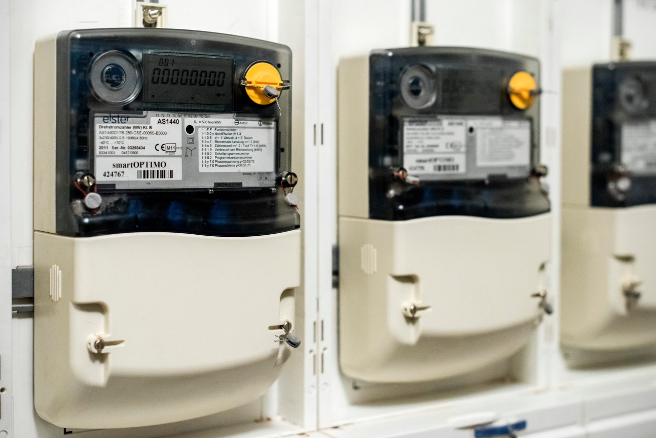 Zähler für Strom, drei Stromzähler nebeneinander an einer Wand montiert
