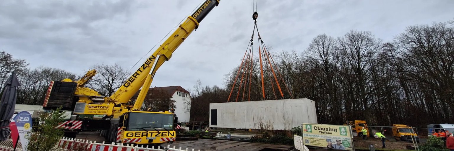 Der Kran bewegt das Schalthaus an die richtige Stelle.