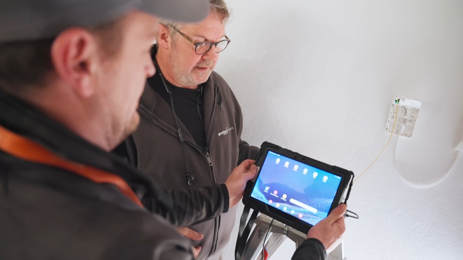 Mitarbeiter der Glasfaser Nordwest Connect überprüfen, ob der Hausanschluss mit der Glasfaser funktionsfähig ist.