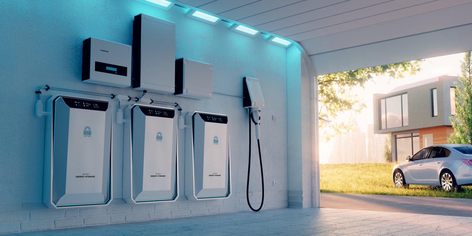 Stromspeicher in einer Garage mit einer Ladestation für Elektroautos