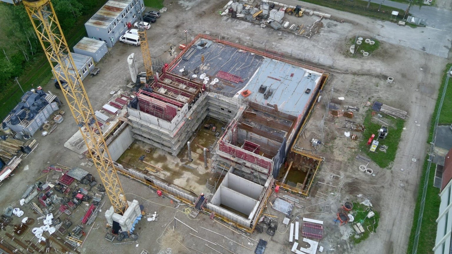 In Thiene baut die SWO Netz aktuell ein neues Wasserwerk. Unser Foto zeigt die Baustelle. Rechts ist das alte Wasserwerk zu erahnen.