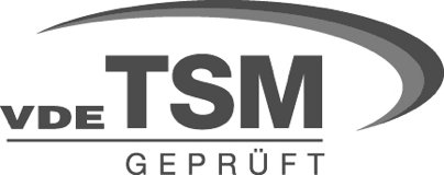 Logo mit den schwarzen Buchstaben VDE TSM und einem grauen Bogen darüber