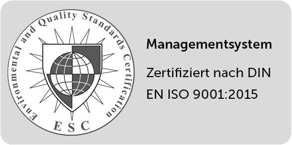 Logo mit Weltkugel, Sternen und Schild neben der deutschen Bezeichnung Managementsystem, zertifiziert nach DIN EN ISO 9001:2015