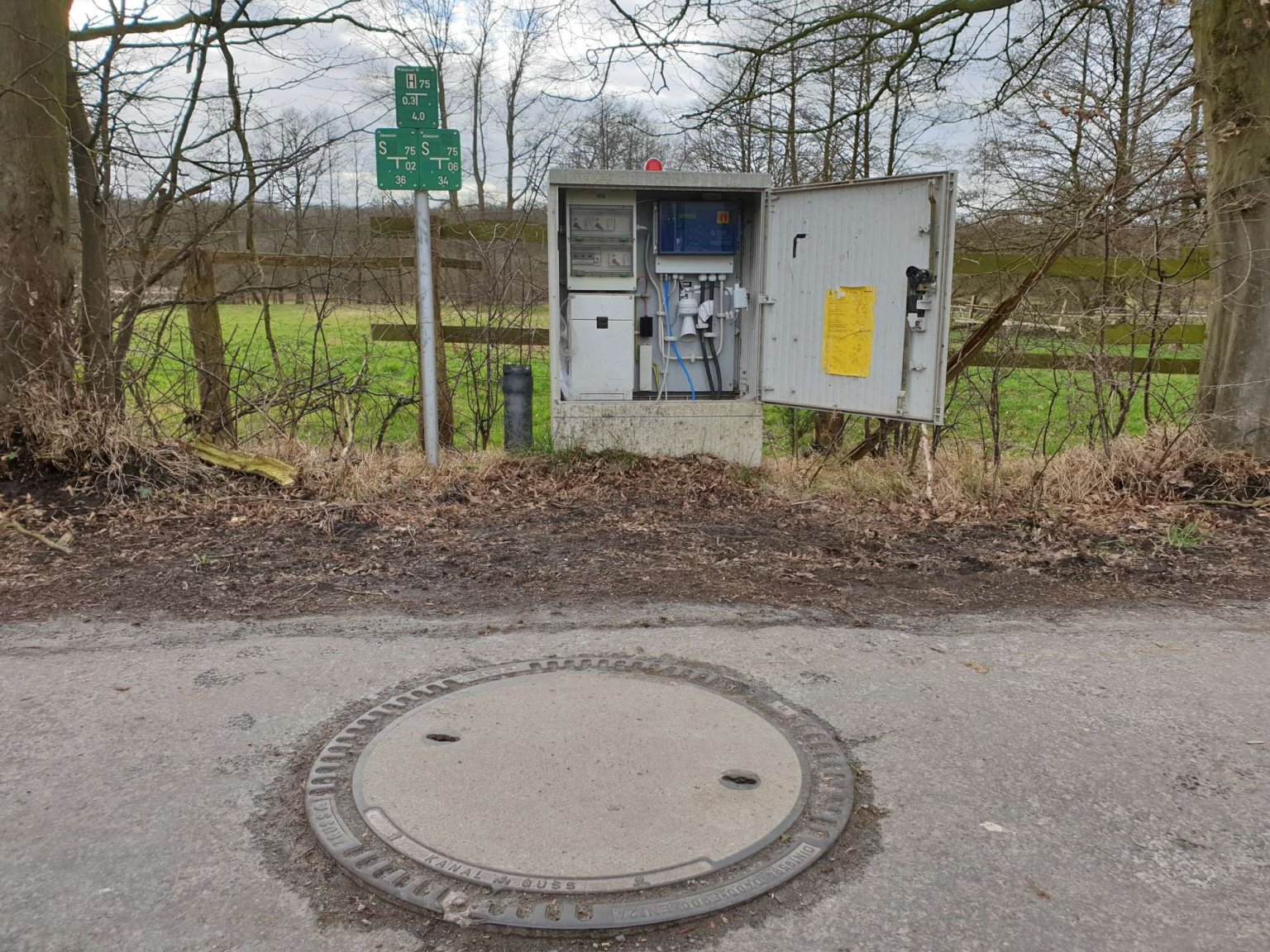 Steuerungskasten eines Kleinpumpwerks mit LoRaWAN-Sensor