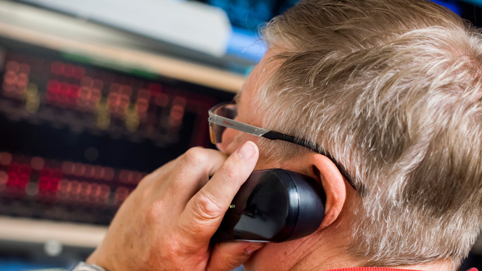 Mitarbeiter ist in der Netzleitstelle am Telefon