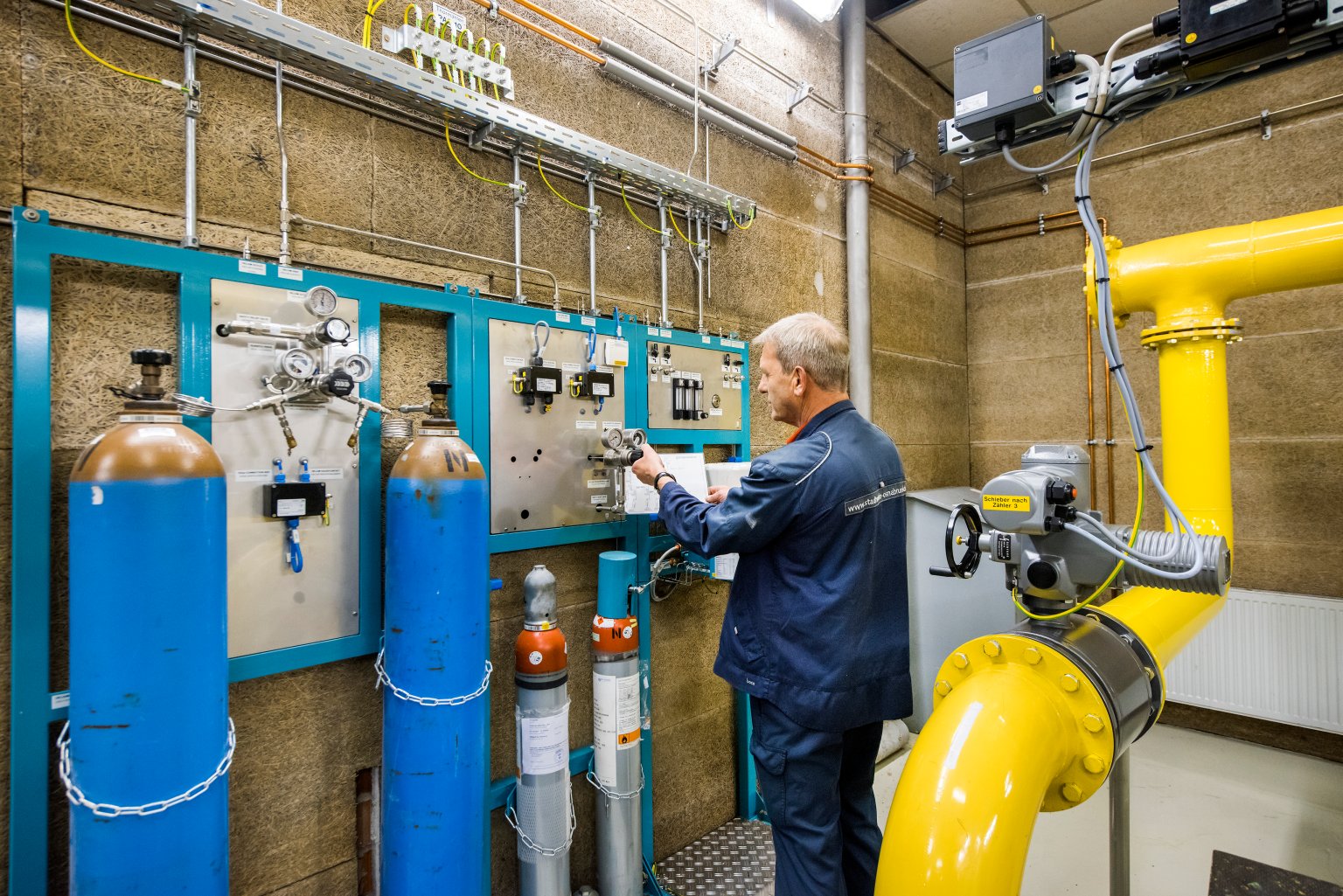 Gasexperte der SWO Netz prüft Gasleitungen