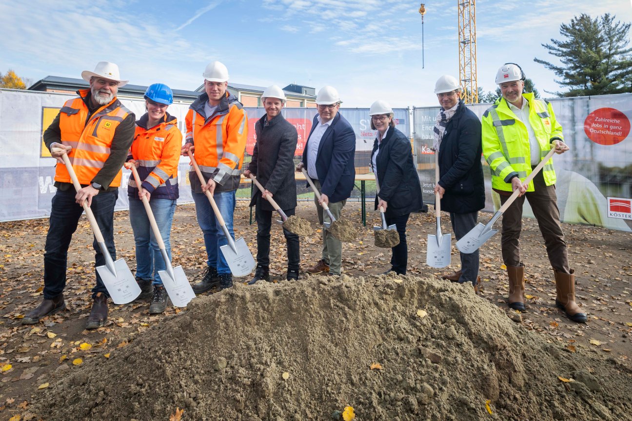 Spatenstich für den Hochbau am Wasserwerk Thiene: Unser Foto zeigt (v.l.) Oliver Renner (Beton- und Monierbau), Anne Westerfeld (CONSULAQUA), Christoph Miemietz (Projektleiter, SWO Netz), Nico Kuschel (Leiter Wasserwerke und Kläranlagen, SWO Netz), Tino Schmelzle (Geschäftsführer SWO Netz), Agnes Droste (Bürgermeisterin Alfhausen), Daniel Waschow (SWO-Vorstandsvorsitzender), Jens-Peter Zuther (Geschäftsführer Köster GmbH). 