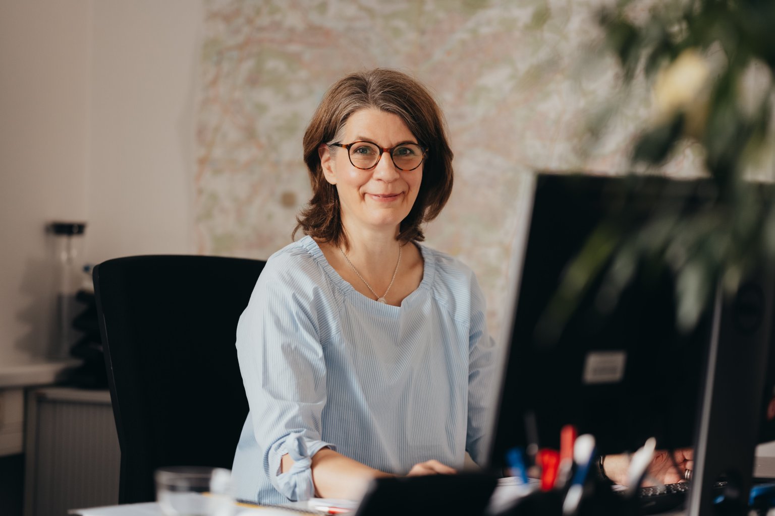 Christiane am Büroarbeitsplatz