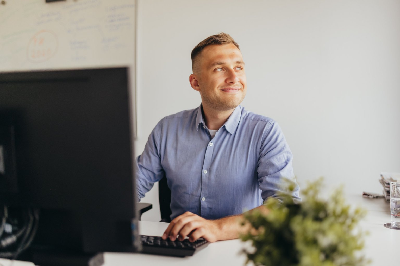 Studierender arbeitet im Büro