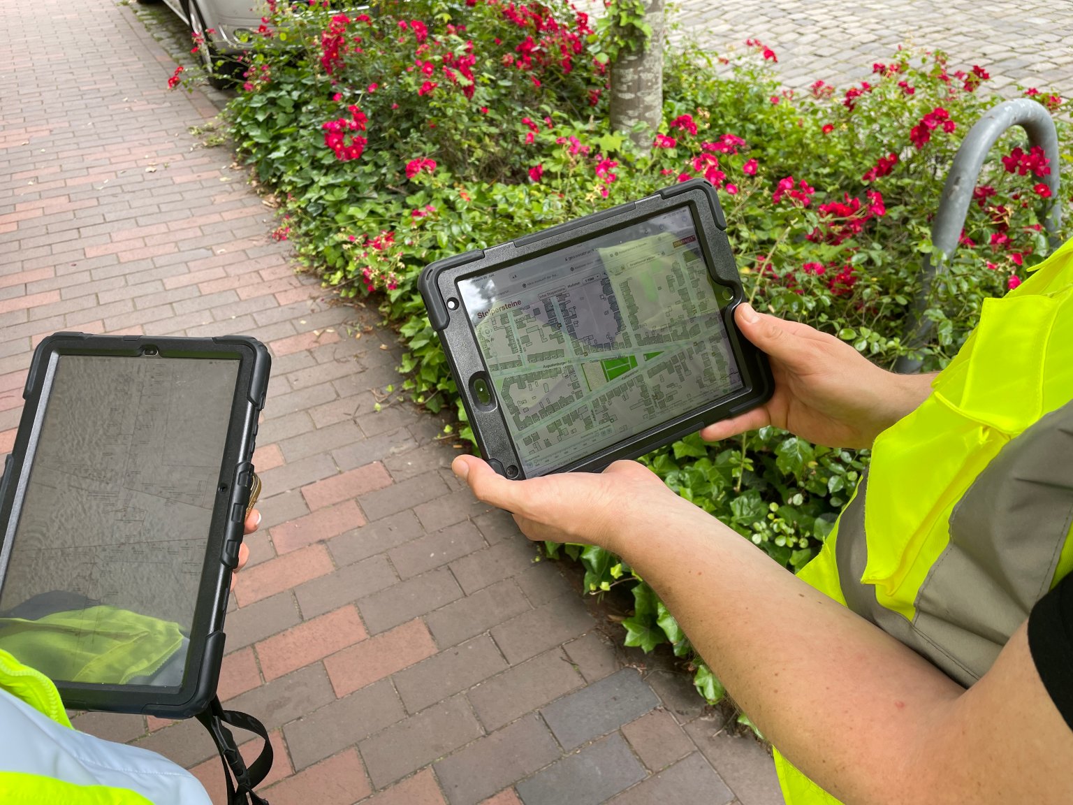Planung Glasfaserausbau anhand einer Karte auf dem Tablet